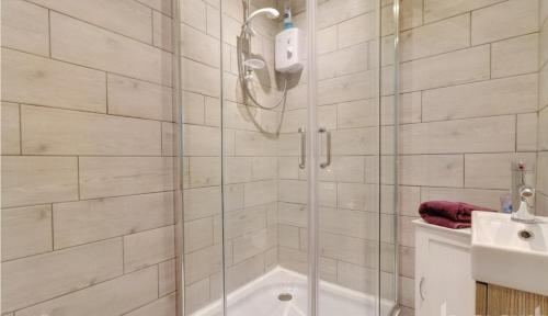 une douche avec une porte vitrée dans une salle de bain dans l'établissement Aylesford Guesthouse, à Kent