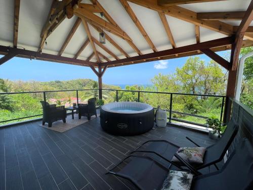 une terrasse avec un foyer extérieur et des chaises. dans l'établissement MonÉTOILE charmant bas de villa, à Sainte-Marie