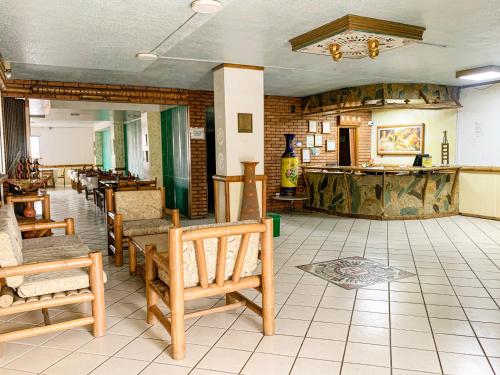 Hotel Casa Yaripa في مانيزاليس: مطعم فيه طاولات وكراسي في الغرفة