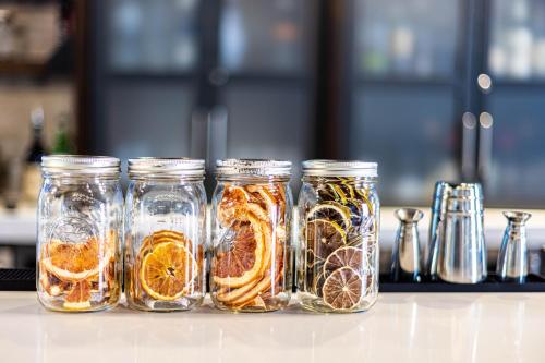 une rangée de bocaux en verre remplis d’oranges et d’autres fruits dans l'établissement Renaissance St. Augustine Historic Downtown Hotel, à Saint Augustine