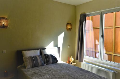 - une chambre avec un lit et une fenêtre dans l'établissement Downtown 2 BDR Apartment ***** 3, à Anvers