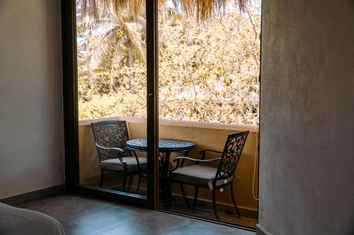 d'un balcon avec deux chaises et une table devant une fenêtre. dans l'établissement Casa Di Giulio, à San Francisco