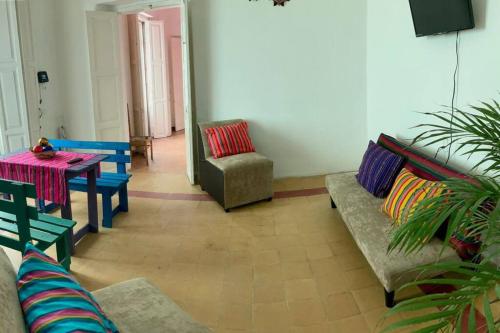 - un salon avec un canapé et une table dans l'établissement CASA TERRA LINDA, à San Luis Potosí