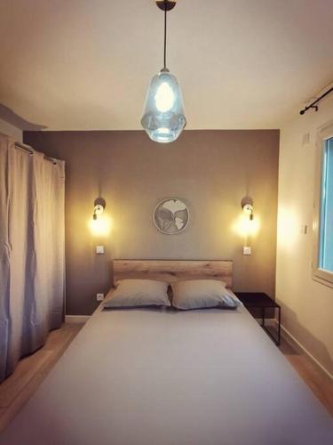 une chambre avec un grand lit blanc avec deux oreillers dans l'établissement Smoothie, à Canet