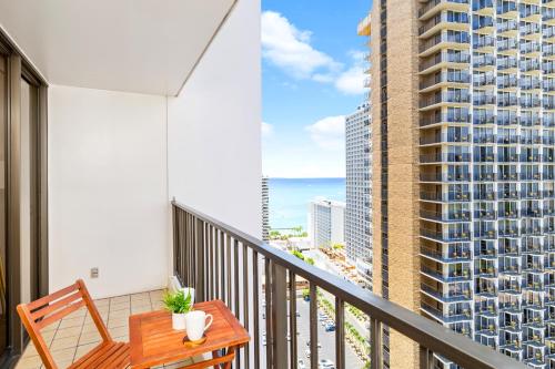 Stylish Waikiki Gem with Ocean View and Free Parking!_2