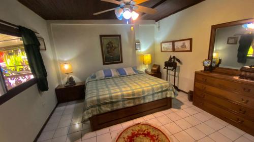 A bed or beds in a room at La Casa Del Arbol