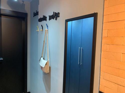 a blue cabinet next to a door with a purse at Modernidade e conforto para sua hospedagem !!! in Sao Paulo