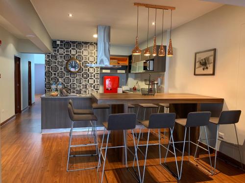 cocina con mesa y sillas en una habitación en Larcomar Luxury Penthouse, en Lima