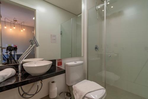 A bathroom at Aire em Gramado - Stay House Temporada