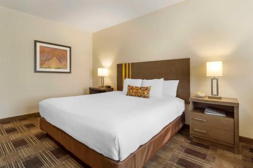 a hotel room with a large bed and two lamps at Best Western Plus The Inn at Horse Heaven in Prosser
