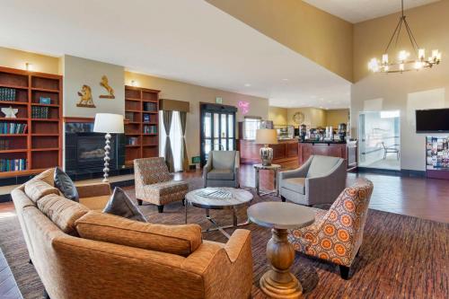 a living room with a couch and chairs at Best Western Plus The Inn at Horse Heaven in Prosser