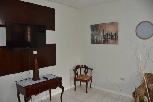 Telewizja i/lub zestaw kina domowego w obiekcie 1 Bedroom Upscale Apt