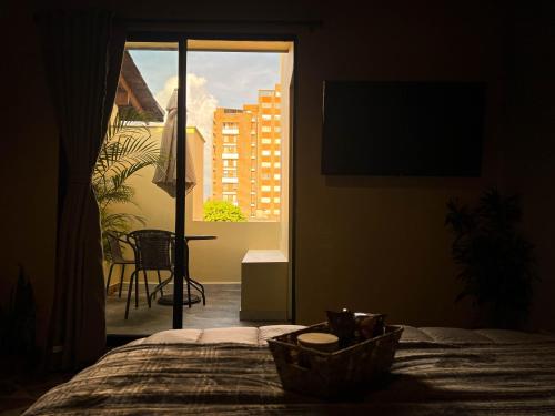 1 dormitorio con 1 cama y vistas a un edificio en Book Lover's Haven, Your Private Library, en Medellín