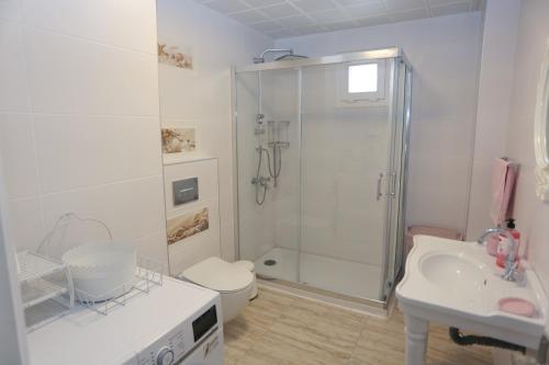 切什梅的住宿－River & Sea Villa，带淋浴、卫生间和盥洗盆的浴室