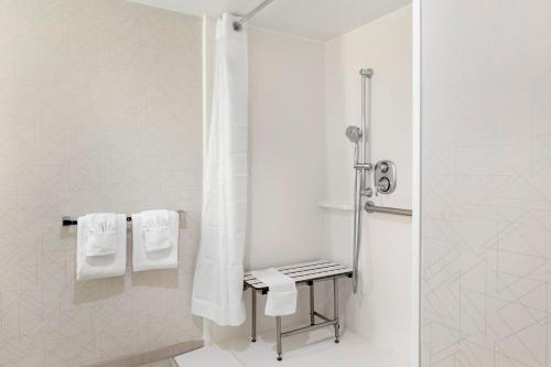 Koupelna v ubytování Holiday Inn Express San Bernardino Colton by IHG