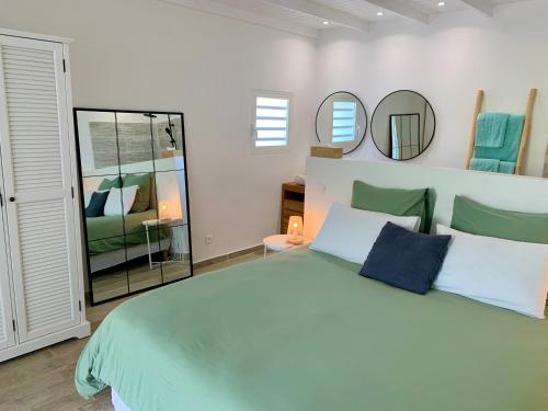 Katil atau katil-katil dalam bilik di SUNSEEKER SXM - Jardins Orient Bay - Appartement vue mer ou Studio vue Colline