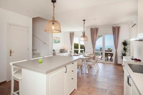 Ett kök eller pentry på Casa Brittany, vacation home with sea view