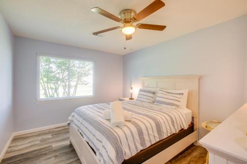 1 dormitorio con 1 cama y ventilador de techo en Tennessee Vacation Rental Near Chickamauga Lake, en Ooltewah