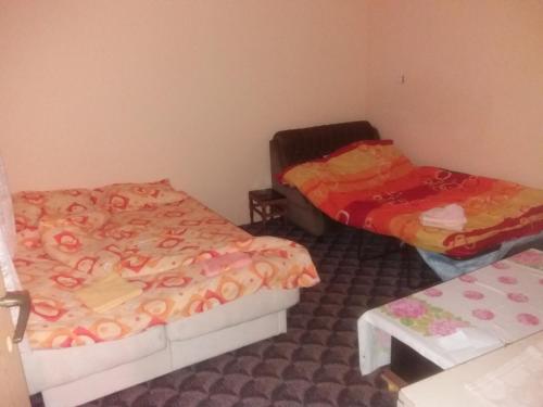 的住宿－Apartman Misailovici 2，一间设有两张床和椅子的房间