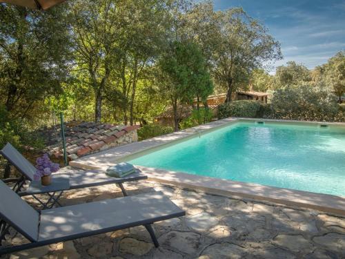 - une piscine avec une table et un banc à côté dans l'établissement La Bergerie, à Cotignac