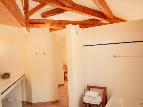 een badkamer met een wit bad en een toilet bij Villa Bellegarde in Saignon