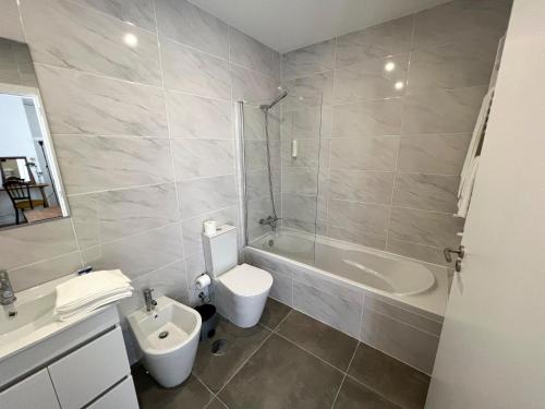 ein Badezimmer mit einem WC, einer Badewanne und einem Waschbecken in der Unterkunft Quinta de Chousas - Braga - Agroturismo in Braga