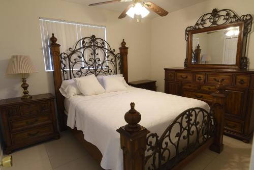 um quarto com uma cama com um espelho e uma cómoda em Airbnb rental em Miami