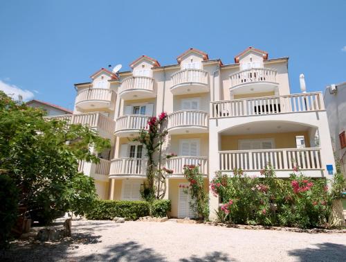 Apartments by the sea Bol, Brac - 2904