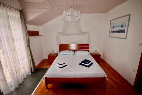 ein Schlafzimmer mit einem Bett mit zwei Handtüchern darauf in der Unterkunft Apartments by the sea Bol, Brac - 2904 in Bol