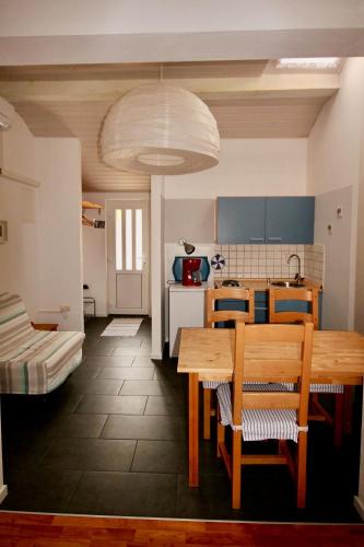 Apartments by the sea Bol, Brac - 2904
