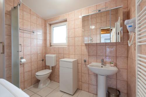 Ένα μπάνιο στο Apartments with parking space Kornic, Krk - 19463