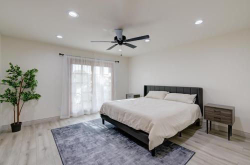 フレズノにあるUpdated Spacious Homeのベッドと天井扇風機のある寝室