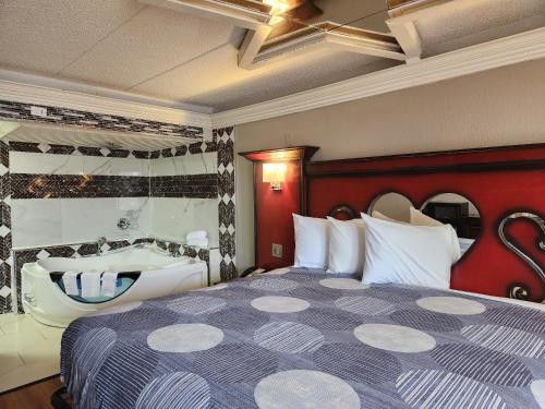 Habitación de hotel con cama y bañera en Americas Best Value Inn and Suites Little Rock en Little Rock