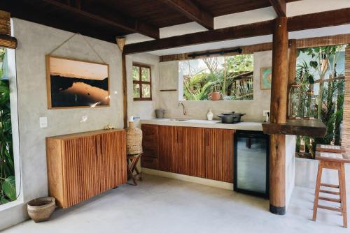 ein Bad mit einer Badewanne und einem Waschbecken in einem Zimmer in der Unterkunft Vila Fruta Pão in Caraíva