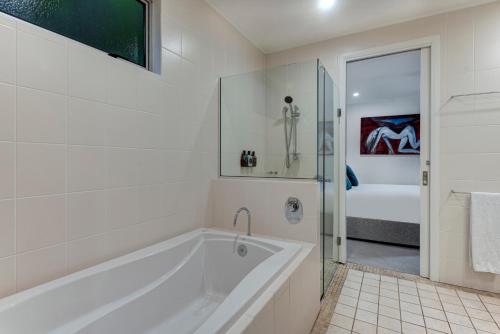 Bilik mandi di Pavillions on Hamilton Island by HIHA