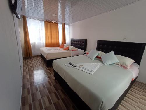 Tempat tidur dalam kamar di HOTEL BOGOTA AIRPORT DORADO