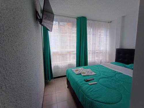 Giường trong phòng chung tại HOTEL BOGOTA AIRPORT DORADO