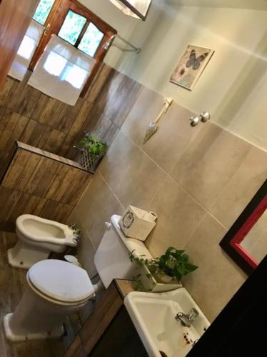a bathroom with two toilets and a sink at Las Brisas casas de campo un lugar para soñar in San Antonio de Arredondo