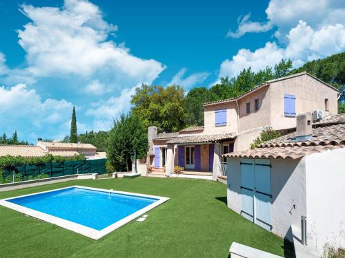 une image d'une villa avec une piscine dans une cour dans l'établissement Villa in Vidauban near Vineyards & Beaches, à Vidauban