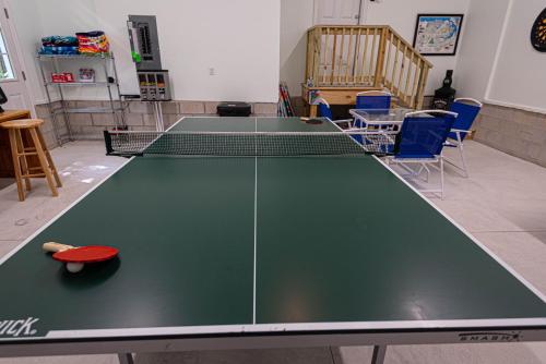 Stolní tenis v ubytování Foxes Den a Home in Ocean Pines nebo okolí