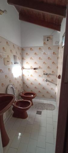- Baño con 2 aseos y 2 lavabos en Temporario Don Jorge en Formosa