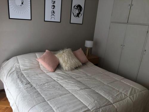 1 dormitorio con 1 cama con 2 almohadas en Apartamento amoblado de 2 ambientes completo en Buenos Aires