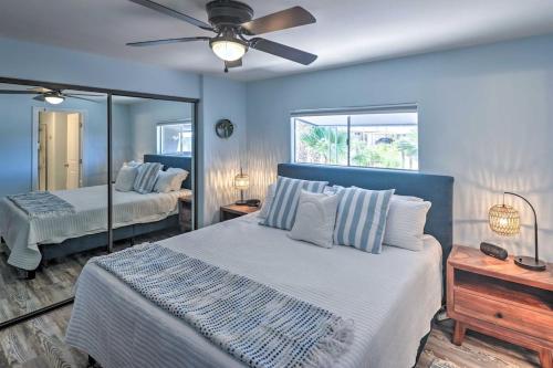 sypialnia z 2 łóżkami i wentylatorem sufitowym w obiekcie Lush Waterfront, FamFriendly Home w/ Amazing Views! w mieście Lake Havasu City