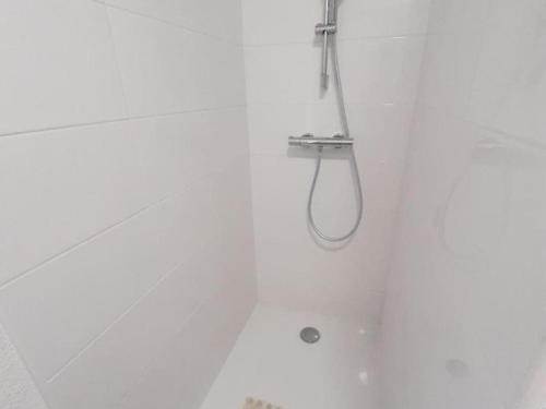 Ένα μπάνιο στο Chalet confortable avec cheminée et animaux admis à Usson-en-Forez - FR-1-496-163