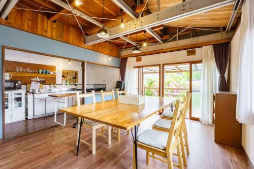 奈良市にあるアブラサカスペースの木製のテーブルと椅子のあるキッチンとダイニングルーム