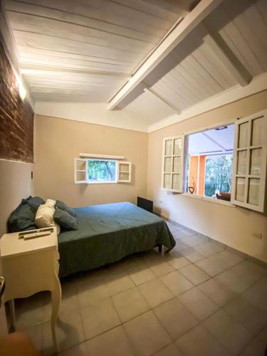 1 dormitorio con cama, escritorio y ventana en Departamento Sofía in 