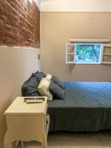 1 dormitorio con 1 cama con mesa y ventana en Departamento Sofía in 