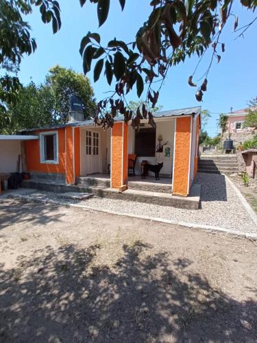 una casa con una casa naranja y blanca en Departamento Sofía in 