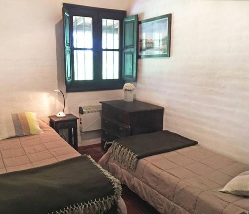 1 dormitorio con 2 camas, vestidor y ventana en Gran casa de campo en el Valle de Uco con espectaculares vistas DOLAR BLUE en Tunuyán