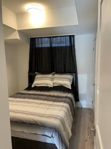 Un pat sau paturi într-o cameră la Lovely one bedroom condo with free parking